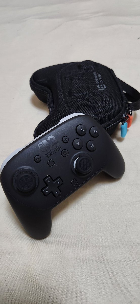 shinchama63's tweet photo. とりあえずアクションゲーム用にプロコンとJSAUXのプロコンケースを購入しました✨️ 
一通り遊んでみたけどスティックが滑る滑る😰
でもJSAUXのケースについてるスティックキャップで快適になりました😆

#プロコン2
#switch2
#jsaux https://t.co/Ts5DF1blJ6