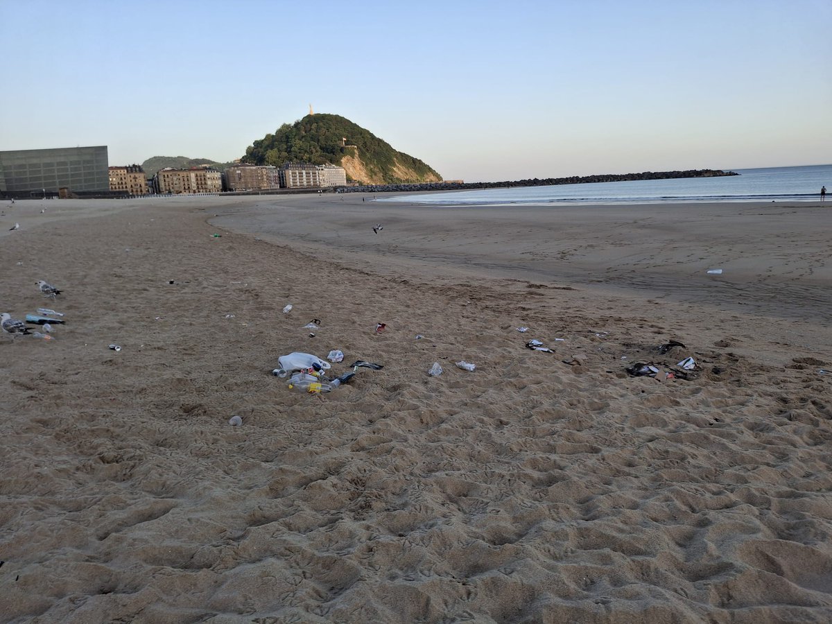 Ayto_SS's tweet photo. 🧹 Los servicios municipales de limpieza retiran 3.500 kilos de residuos tras la noche de San Juan, gracias al dispositivo especial desplegado

#donostia #sansebastian #InfoDSS https://t.co/fBipG3kN9B