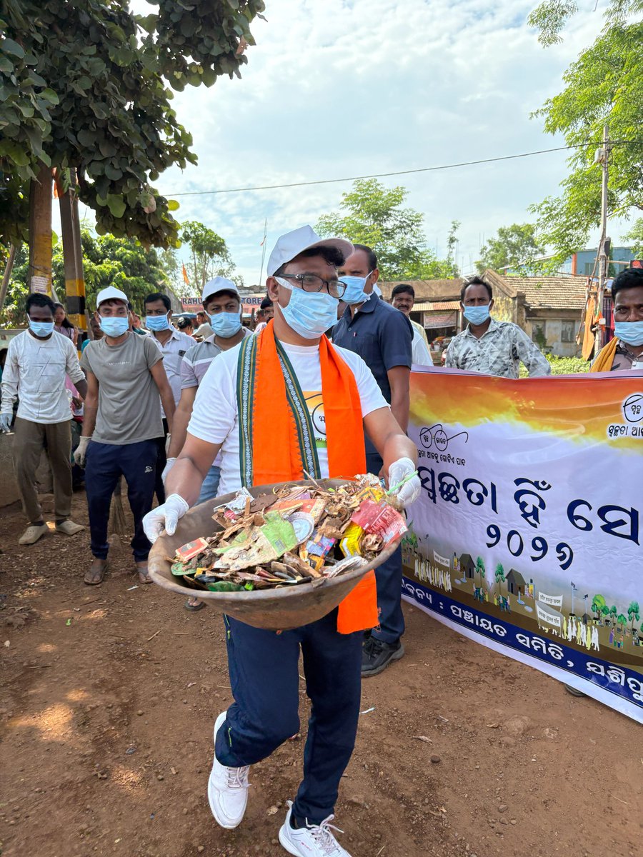 GaneshRamBJP's tweet photo. ଆଜି ସ୍ୱଚ୍ଛ ଭାରତ ଅଭିଯାନ ଅନ୍ତର୍ଗତ ଯଶିପୁର ବସ୍ ଷ୍ଟାଣ୍ଡକୁ ସାଥୀ କାର୍ଯ୍ୟକର୍ତ୍ତାମାନଙ୍କ ସହ ସଫା ସୁତୁରା କଲି ।  ସ୍ୱଚ୍ଛତା କେବଳ ଏକ ଅଭିଯାନ ନୁହେଁ, ଏହା ଆମ ସମସ୍ତଙ୍କର ଦୈନନ୍ଦିନ ଜୀବନର ଏକ ଅଂଶ ହ���ବା ଉଚିତ । ଆମ ଯଶିପୁରକୁ ସୁନ୍ଦର ଓ ସ୍ୱଚ୍ଛ ରଖିବା ଆମ ସମସ୍ତଙ୍କର ସାମୂହିକ ଦାୟିତ୍ୱ ।
#Swachhatadrive
@MohanMOdisha https://t.co/WebASGHreE
