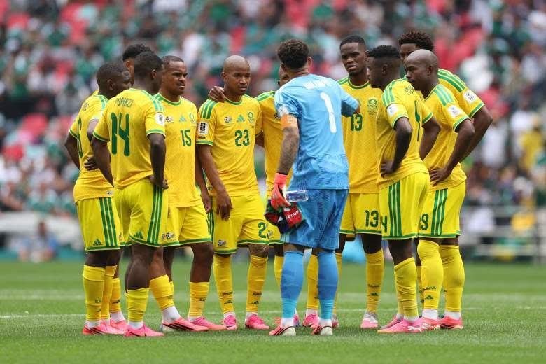 GlobalSouthNew's tweet photo. it's really ironic how Morocco and South Africa, the least supported teams by Africans, are the first to qualify to the next round, and they might just be the only ones as well! 🤣 https://t.co/FzS9w0J6ei
