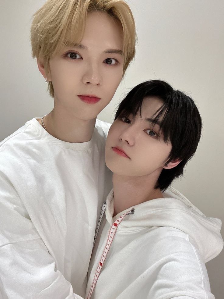 Betelgeuse_se's tweet photo. Me and my little cutie @bequeerdocrimes 💖✨ 

#AMPERSANDONE #앰퍼샌드원
#ANDEARSELCADAY #BRIAN #브라이언 #SEUNGMO #김승모 #ANDEAR #andrsd 
@_AMPERSANDONE_ https://t.co/SYH6kUeQ2R