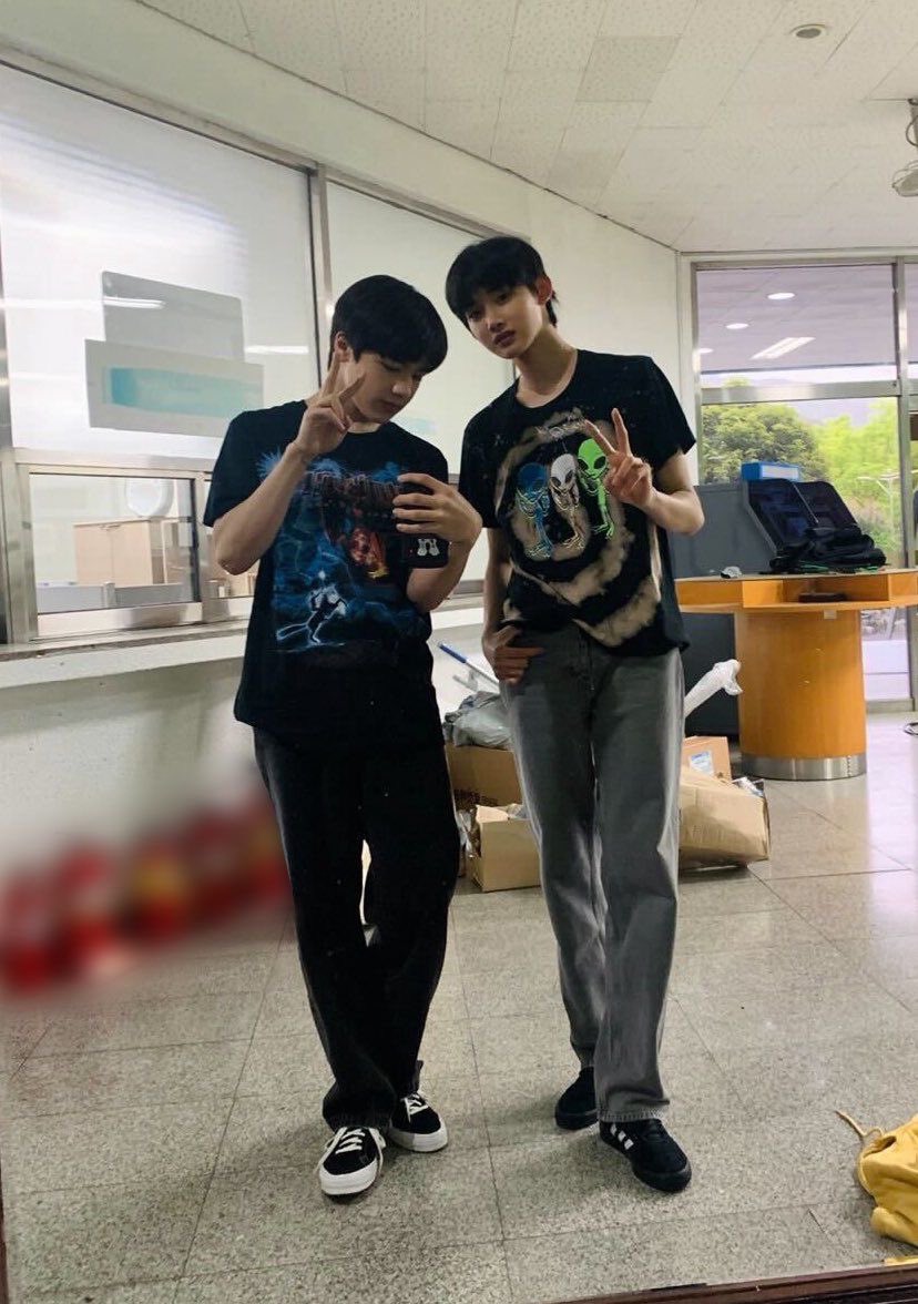 euijjooo's tweet photo. still can’t believe they’re almost the same height now https://t.co/scf3UVMHpA