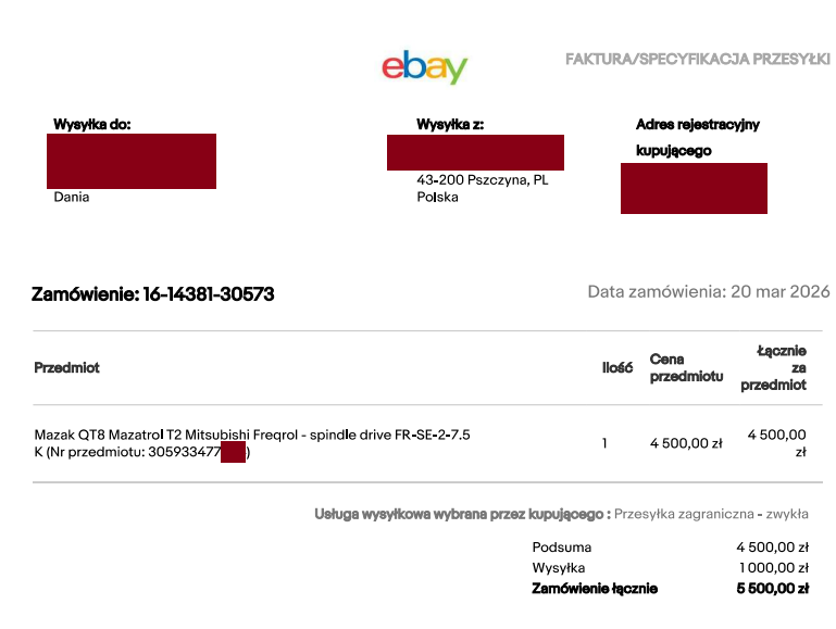 sknerus_'s tweet photo. Jak zapłacić 1000 zł za zniszczenie sprzętu i wycieczkę paczki po Europie?

Historia jednego z użytkowników pokazuje, jak kosztowna może okazać się pozornie zwykła wysyłka zagraniczna. Sprzęt wart około 5000 zł został starannie zapakowany, ubezpieczony i nadany do Danii.

Zamiast jednak trafić do odbiorcy, przesyłka odbyła kilkutygodniową podróż po Europie, wróciła do nadawcy w zniszczonym stanie, a reklamacje kierowane do Globkuriera i GLS były kolejno odrzucane.

👇 Poniżej całość od autora wraz z załącznikami 👇

Zastanawialiście się kiedyś, jak to jest zapłacić krocie za kuriera, tylko po to, żeby paczka wróciła w to samo miejsce, a znajdujący się w niej sprzęt został totalnie zniszczony?

Zapraszam do lektury. Właśnie taka "przyjemność" mnie spotkała.

Sprawa na początku wydawała się banalna. Wystawiam sprzęt na eBay, duński Mirek go kupuje. Pakuję, nadaję, wysyłam - wszyscy powinni być zadowoleni. Ta historia mogłaby tak wyglądać. Ale nie.

Na mojej drodze stanęły dwie wspaniałe firmy: Globkurier (pośrednik) oraz GLS (kurier docelowy). Słowa "stanęły na drodze" pasują tu idealnie, bo taniej i bezpieczniej byłoby wręczyć tę paczkę pielgrzymce staruszek idących na Jasną Górę, żeby po drodze nadłożyły dwie kapliczki i podrzuciły to do Danii.

Co wysyłałem i gdzie popełniłem błąd?

Sprzedałem duży, ciężki, bardzo stary, ale i bardzo chodliwy sterownik przemysłowy. Towar zapakowany pancernie: kartony, styropiany i co tylko się dało. Całość została przypięta do małej, drewnianej ćwierćpalety.

Tutaj niestety popełniłem swoje pierwsze błędy:

• Wybrałem jako pośrednika firmę Globkurier.

• Nie ogarnąłem ich nieintuicyjnego menu i nadałem paczkę jako normalną przesyłkę, a nie ćwierćpaletę (choć mieściła się w wymiarach i wadze standardowej paki, a nadanie jej jako palety paradoksalnie byłoby... tańsze).

Sprzęt był drogi (wartość ok. 5000,00 zł), więc poszedłem na bogato: dokupiłem opcję niestandardowego pakowania, ubezpieczenie i wszelkie możliwe dodatki.

Koszt: około 330,00 zł.

Znikający punkt i mecz piłki nożnej

Etykieta naklejona. Kurier przyjechał, wziął przesyłkę bez mrugnięcia okiem. Numer dodany na eBayu, człowiek patrzy na pasek trackingu i cieszy się na duńskie pieniążki. Nagle tracking zamarza. Myślę sobie - może w Danii mają akurat jakieś Święto Śledzia. Zaraz dostarczą.

Nic z tego. Dokładnie 3 kwietnia 2026 r. (piątek) około godziny 12:00 znajdujemy paczkę... u siebie pod drzwiami.

Żadnego "Ding Dong, paczucha dla Pana!". Po prostu rzucona pod drzwi i elo. Na paczce widnieje kartka: "Błędne pakowanie". Całość wyglądała tak, jakby w kubańskim więzieniu rozgrywano nią mecz piłki nożnej. Paleta połamana, totalny dramat. Kurier wolał to zostawić i czmychnąć niczym Mikołaj przez komin.

Udaje nam się złapać kuriera kilka ulic dalej. Nazwijmy go Bartek.

Pytamy, co się stało z paczką. Bartek mówi, że taką dostał z magazynu i on nic nie wie. Chcemy spisać protokół szkody. Bartek nie ma formularzy. Numeru telefonu też nie da. Mówi: "Wypiszcie sobie, a ja w przyszłym tygodniu przyjadę i podpiszę". Przecież nie będziemy się z nim bić.

Biurokratyczny cyrk i protokół szkody

Znajduję protokół, wypełniam na komputerze (XXI wiek w końcu). Z tytułu maila od Globkuriera kopiuję numer przesyłki i wrzucam w formularz. W poniedziałek, 6 kwietnia 2026 r. zanosimy dokument do punktu przesyłek, bo Bartek znowu się nie pojawia. Zostawiamy do podpisu, wpisując rzetelnie faktyczną datę sporządzenia (6.04). Bartek w końcu to podpisuje.

Wysyłamy do Globkuriera absolutnie wszystko: zdjęcia spod drzwi, zdjęcia po rozpakowaniu, sposób pakowania, dowody wartości, protok��ł, świadectwo chrztu, numer buta i PESEL kota. Rozpoczyna się proces reklamacyjny, który w Globkurierze wygląda tak:

- Globkurier: "Masz 7 dni na dosłanie dokumentu X, inaczej zamykamy."
- My: (wysyłamy po 2 godzinach)
- My: (po kilku dniach) "Jak tam sprawa?"
- Globkurier: (po 5 dniach) "Daj dokument X, bo nic nie zrobimy."
- My: "Macie go od 5 dni."
- Globkurier: "A, dzięki mordo, będziemy w kontakcie."

Po czym proces wraca do punktu wyjścia.

Podwójne koszty i walka z wiatrakami

W międzyczasie naliczają nam kolejne 350,00 zł za odesłanie paczki z Danii.

Próbujemy to reklamować, ale w Globkurierze nie ma z kim rozmawiać.

System zamyka reklamację faktury, bo "jest już otwarta reklamacja na uszkodzenie". Infolinia? "Oddzwonimy" (nigdy tego nie robią).

Zaczynają przychodzić upomnienia, a do nich doliczane są faktury za wysłanie maila z upomnieniem (kolejne 20,00 zł)!

Żeby zatrzymać tę spiralę kosztów, ostatecznie płacimy to z nadzieją na p��źniejszy zwrot. Oczywiście bezskutecznie.

GLS i Globkurier: Festiwal Odrzuceń

Miesiąc później, 8 maja 2026 r., przychodzi pierwsza odpowiedź:

"Przesyłka dostarczona została w dniu 03.04.2026 w stanie nieuszkodzonym. Klient przyjął towar bez zastrzeżeń. Nikt nie zgłosił kurierowi uwag. (...) Zgłoszenie szkody nastąpiło po wcześniejszym przyjęciu przesyłki bez uwag."

Odrzucili reklamację, bo nie zgłosiliśmy uwag do paczki, którą kurier cichaczem rzucił na podjazd i zwiał. Ręce opadają.

Piszemy odwołanie. Tłumaczymy jak krowie na rowie.

Odpowiedź z 28 maja 2026 r. stawia sprawę jasno – protokół szkody odrzucony. Dlaczego? Bo numer z maila od Globkuriera, który wpisaliśmy, okazał się ich numerem wewnętrznym, a nie oficjalnym numerem GLS! Poważna firma by to sprostowała w imieniu klienta.

Ale Globkurier interesuje tylko pobranie haraczu, dołączając pod każdym mailem formułkę: "nie jesteśmy stroną bezpośrednio rozpatrującą reklamację, a jedynie pośredniczymy".

Mamy dziś 23 czerwca 2026 r. Minęły prawie 3 miesiące. Ostateczna odpowiedź GLS:

"Odmowa wypłaty odszkodowania. Protokół datowany na 06.04.2026 r., czyli 3 dni po doręczeniu. Brak dowodów, że szkoda nastąpiła u nas."

Podsumowanie kosztów i absurdów

Opis sytuacji:

Rezultat / Kwota Zniszczony sprzęt - 5000,00 zł

Koszt wysłania paczki z ubezpieczeniem - 333,26 zł

Koszt odesłania do nas - 333,26 zł

Koszty upomnień i straconych nerwów- dziesiątki złotych i godzin

Czy zrobiliśmy wszystko idealnie? Nie. Przez nieintuicyjne menu nie kliknęliśmy "ćwierćpaleta".

Jak to powinno wyglądać w cywilizowanym kraju? Na pierwszym sortowniku (gdzie GLS trzymał pakę od 26 do 31 marca!) paczka zostaje cofnięta, pobierają część kwoty za fatygę, oddają w całości. Zamiast tego zrobili jej wycieczkę po Europie (ok. 1000 km), zniszczyli, a teraz wykorzystują własne zaniedbania (brak doręczenia "do rąk", brak spisanego od razu protokołu) jako tarczę przed wypłatą ubezpieczenia, za które zapłaciliśmy!

Kurier do dziś nie ma naszego podpisu odbioru paczki powrotnej. Oznacza to, że kurier GLS mógłby równie dobrze ukraść tę paczkę, odklikać "doręczono", a Wy usłyszelibyście, że to Wasza wina, bo nie zgłosiliście uwag widmu.