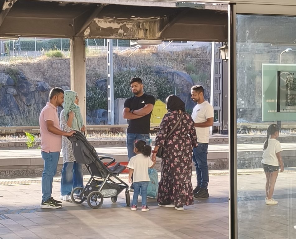 Alovictorius's tweet photo. Día laborable.
Hoy 25,  día de ingreso en el banco de IMV. Mínimo 3600 euros entre las dos familias.
Ávila. Donde la gente huye a otras provincias a intentar trabajar y vivir con dignidad. 
Ellos a pasear con la docena de hijos que tú les crías y a vivir.
No intentes entenderlo. https://t.co/bZHVxCHAX1
