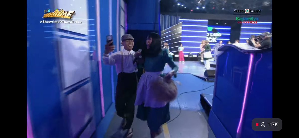 jiujiyostories's tweet photo. not drag related but shucks GWJDGWHSFAHAGAHSHSKSKSKSKSKSUSKSH ANLALA NG SHOWTIME ANLAFF KOOOO 😭

super love ko showtime format ngayon huuhuhu #ShowtimeOTKayaToday https://t.co/tx0lRVl5FU