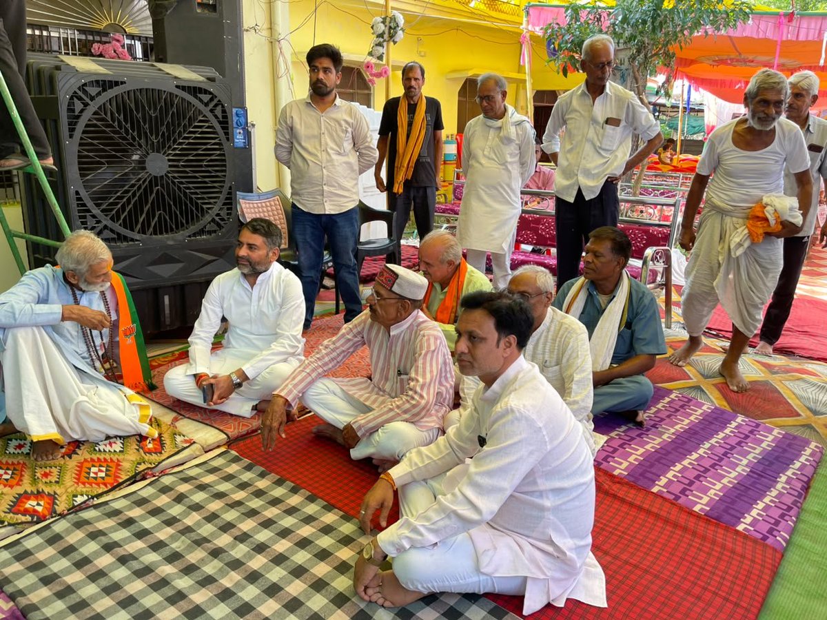 vikrambjpmp's tweet photo. रामपुर बाघेलान विधानसभा के ग्राम पंचायत बकिया बैलो में श्री उमा प्रसाद तिवारी जी के निवास में आयोजित श्रीमदभागवत कथा श्रवण करने का परम सौभाग्य प्राप्त हुआ। https://t.co/87WHhWOE9h