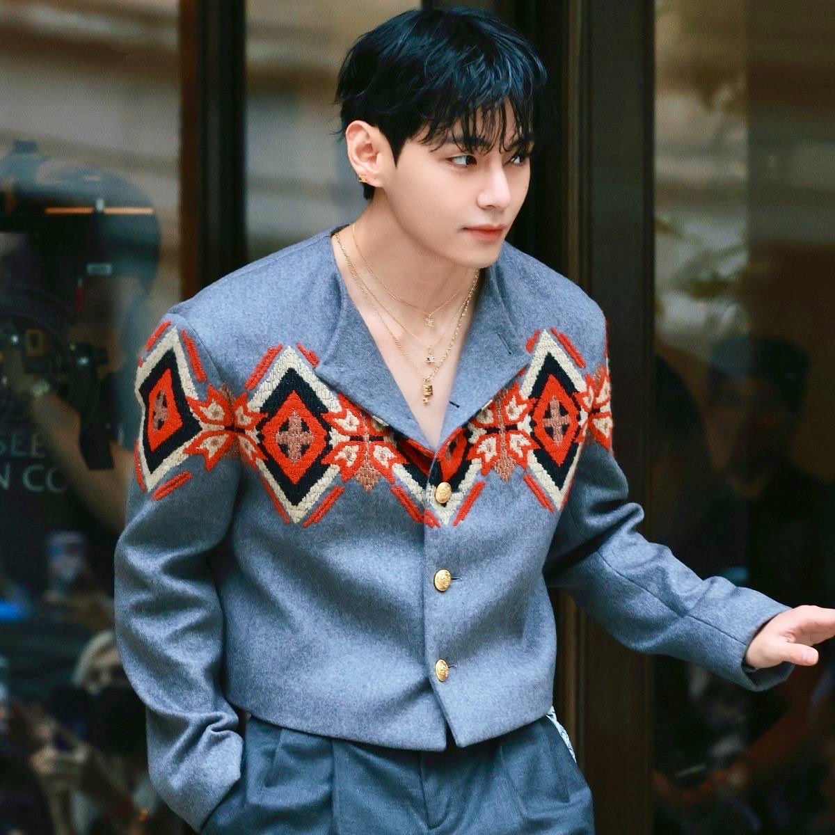 vantegirllie's tweet photo. remember when CELINE designed a custom jacket exclusively for taehyung to attend Michael Rider’s first show https://t.co/sOd0pgRPXg
