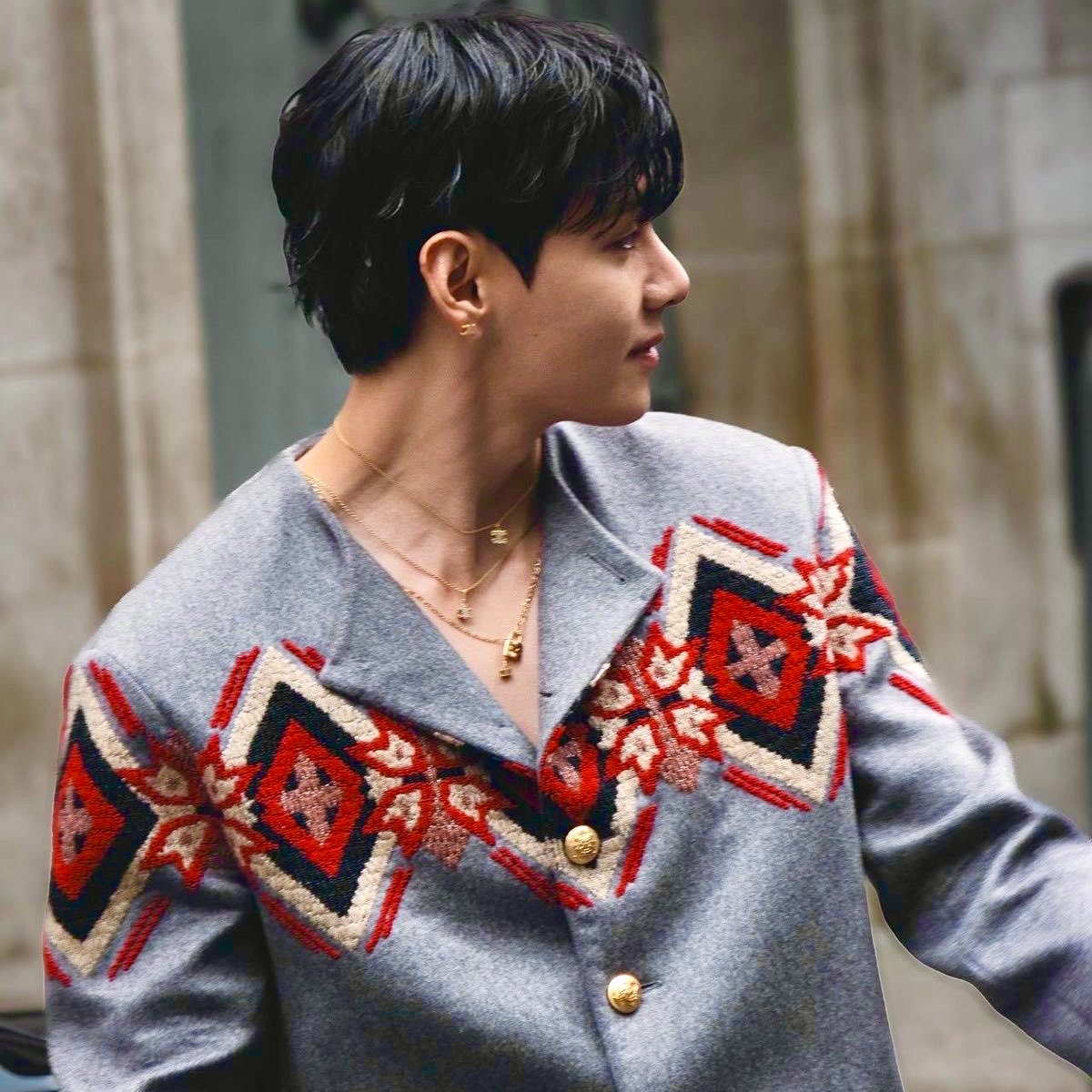 vantegirllie's tweet photo. remember when CELINE designed a custom jacket exclusively for taehyung to attend Michael Rider’s first show https://t.co/sOd0pgRPXg