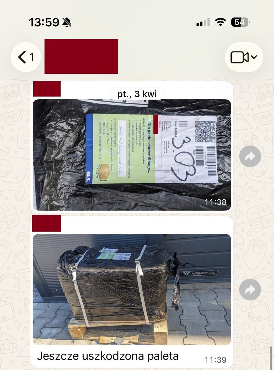 sknerus_'s tweet photo. Jak zapłacić 1000 zł za zniszczenie sprzętu i wycieczkę paczki po Europie?

Historia jednego z użytkowników pokazuje, jak kosztowna może okazać się pozornie zwykła wysyłka zagraniczna. Sprzęt wart około 5000 zł został starannie zapakowany, ubezpieczony i nadany do Danii.

Zamiast jednak trafić do odbiorcy, przesyłka odbyła kilkutygodniową podróż po Europie, wróciła do nadawcy w zniszczonym stanie, a reklamacje kierowane do Globkuriera i GLS były kolejno odrzucane.

👇 Poniżej całość od autora wraz z załącznikami 👇

Zastanawialiście się kiedyś, jak to jest zapłacić krocie za kuriera, tylko po to, żeby paczka wróciła w to samo miejsce, a znajdujący się w niej sprzęt został totalnie zniszczony?

Zapraszam do lektury. Właśnie taka "przyjemność" mnie spotkała.

Sprawa na początku wydawała się banalna. Wystawiam sprzęt na eBay, duński Mirek go kupuje. Pakuję, nadaję, wysyłam - wszyscy powinni być zadowoleni. Ta historia mogłaby tak wyglądać. Ale nie.

Na mojej drodze stanęły dwie wspaniałe firmy: Globkurier (pośrednik) oraz GLS (kurier docelowy). Słowa "stanęły na drodze" pasują tu idealnie, bo taniej i bezpieczniej byłoby wręczyć tę paczkę pielgrzymce staruszek idących na Jasną Górę, żeby po drodze nadłożyły dwie kapliczki i podrzuciły to do Danii.

Co wysyłałem i gdzie popełniłem błąd?

Sprzedałem duży, ciężki, bardzo stary, ale i bardzo chodliwy sterownik przemysłowy. Towar zapakowany pancernie: kartony, styropiany i co tylko się dało. Całość została przypięta do małej, drewnianej ćwierćpalety.

Tutaj niestety popełniłem swoje pierwsze błędy:

• Wybrałem jako pośrednika firmę Globkurier.

• Nie ogarnąłem ich nieintuicyjnego menu i nadałem paczkę jako normalną przesyłkę, a nie ćwierćpaletę (choć mieściła się w wymiarach i wadze standardowej paki, a nadanie jej jako palety paradoksalnie byłoby... tańsze).

Sprzęt był drogi (wartość ok. 5000,00 zł), więc poszedłem na bogato: dokupiłem opcję niestandardowego pakowania, ubezpieczenie i wszelkie możliwe dodatki.

Koszt: około 330,00 zł.

Znikający punkt i mecz piłki nożnej

Etykieta naklejona. Kurier przyjechał, wziął przesyłkę bez mrugnięcia okiem. Numer dodany na eBayu, człowiek patrzy na pasek trackingu i cieszy się na duńskie pieniążki. Nagle tracking zamarza. Myślę sobie - może w Danii mają akurat jakieś Święto Śledzia. Zaraz dostarczą.

Nic z tego. Dokładnie 3 kwietnia 2026 r. (piątek) około godziny 12:00 znajdujemy paczkę... u siebie pod drzwiami.

Żadnego "Ding Dong, paczucha dla Pana!". Po prostu rzucona pod drzwi i elo. Na paczce widnieje kartka: "Błędne pakowanie". Całość wyglądała tak, jakby w kubańskim więzieniu rozgrywano nią mecz piłki nożnej. Paleta połamana, totalny dramat. Kurier wolał to zostawić i czmychnąć niczym Mikołaj przez komin.

Udaje nam się złapać kuriera kilka ulic dalej. Nazwijmy go Bartek.

Pytamy, co się stało z paczką. Bartek mówi, że taką dostał z magazynu i on nic nie wie. Chcemy spisać protokół szkody. Bartek nie ma formularzy. Numeru telefonu też nie da. Mówi: "Wypiszcie sobie, a ja w przyszłym tygodniu przyjadę i podpiszę". Przecież nie będziemy się z nim bić.

Biurokratyczny cyrk i protokół szkody

Znajduję protokół, wypełniam na komputerze (XXI wiek w końcu). Z tytułu maila od Globkuriera kopiuję numer przesyłki i wrzucam w formularz. W poniedziałek, 6 kwietnia 2026 r. zanosimy dokument do punktu przesyłek, bo Bartek znowu się nie pojawia. Zostawiamy do podpisu, wpisując rzetelnie faktyczną datę sporządzenia (6.04). Bartek w końcu to podpisuje.

Wysyłamy do Globkuriera absolutnie wszystko: zdjęcia spod drzwi, zdjęcia po rozpakowaniu, sposób pakowania, dowody wartości, protok��ł, świadectwo chrztu, numer buta i PESEL kota. Rozpoczyna się proces reklamacyjny, który w Globkurierze wygląda tak:

- Globkurier: "Masz 7 dni na dosłanie dokumentu X, inaczej zamykamy."
- My: (wysyłamy po 2 godzinach)
- My: (po kilku dniach) "Jak tam sprawa?"
- Globkurier: (po 5 dniach) "Daj dokument X, bo nic nie zrobimy."
- My: "Macie go od 5 dni."
- Globkurier: "A, dzięki mordo, będziemy w kontakcie."

Po czym proces wraca do punktu wyjścia.

Podwójne koszty i walka z wiatrakami

W międzyczasie naliczają nam kolejne 350,00 zł za odesłanie paczki z Danii.

Próbujemy to reklamować, ale w Globkurierze nie ma z kim rozmawiać.

System zamyka reklamację faktury, bo "jest już otwarta reklamacja na uszkodzenie". Infolinia? "Oddzwonimy" (nigdy tego nie robią).

Zaczynają przychodzić upomnienia, a do nich doliczane są faktury za wysłanie maila z upomnieniem (kolejne 20,00 zł)!

Żeby zatrzymać tę spiralę kosztów, ostatecznie płacimy to z nadzieją na p��źniejszy zwrot. Oczywiście bezskutecznie.

GLS i Globkurier: Festiwal Odrzuceń

Miesiąc później, 8 maja 2026 r., przychodzi pierwsza odpowiedź:

"Przesyłka dostarczona została w dniu 03.04.2026 w stanie nieuszkodzonym. Klient przyjął towar bez zastrzeżeń. Nikt nie zgłosił kurierowi uwag. (...) Zgłoszenie szkody nastąpiło po wcześniejszym przyjęciu przesyłki bez uwag."

Odrzucili reklamację, bo nie zgłosiliśmy uwag do paczki, którą kurier cichaczem rzucił na podjazd i zwiał. Ręce opadają.

Piszemy odwołanie. Tłumaczymy jak krowie na rowie.

Odpowiedź z 28 maja 2026 r. stawia sprawę jasno – protokół szkody odrzucony. Dlaczego? Bo numer z maila od Globkuriera, który wpisaliśmy, okazał się ich numerem wewnętrznym, a nie oficjalnym numerem GLS! Poważna firma by to sprostowała w imieniu klienta.

Ale Globkurier interesuje tylko pobranie haraczu, dołączając pod każdym mailem formułkę: "nie jesteśmy stroną bezpośrednio rozpatrującą reklamację, a jedynie pośredniczymy".

Mamy dziś 23 czerwca 2026 r. Minęły prawie 3 miesiące. Ostateczna odpowiedź GLS:

"Odmowa wypłaty odszkodowania. Protokół datowany na 06.04.2026 r., czyli 3 dni po doręczeniu. Brak dowodów, że szkoda nastąpiła u nas."

Podsumowanie kosztów i absurdów

Opis sytuacji:

Rezultat / Kwota Zniszczony sprzęt - 5000,00 zł

Koszt wysłania paczki z ubezpieczeniem - 333,26 zł

Koszt odesłania do nas - 333,26 zł

Koszty upomnień i straconych nerwów- dziesiątki złotych i godzin

Czy zrobiliśmy wszystko idealnie? Nie. Przez nieintuicyjne menu nie kliknęliśmy "ćwierćpaleta".

Jak to powinno wyglądać w cywilizowanym kraju? Na pierwszym sortowniku (gdzie GLS trzymał pakę od 26 do 31 marca!) paczka zostaje cofnięta, pobierają część kwoty za fatygę, oddają w całości. Zamiast tego zrobili jej wycieczkę po Europie (ok. 1000 km), zniszczyli, a teraz wykorzystują własne zaniedbania (brak doręczenia "do rąk", brak spisanego od razu protokołu) jako tarczę przed wypłatą ubezpieczenia, za które zapłaciliśmy!

Kurier do dziś nie ma naszego podpisu odbioru paczki powrotnej. Oznacza to, że kurier GLS mógłby równie dobrze ukraść tę paczkę, odklikać "doręczono", a Wy usłyszelibyście, że to Wasza wina, bo nie zgłosiliście uwag widmu.