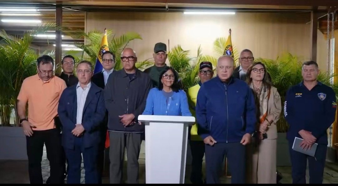 Jesusitom's tweet photo. La banda de criminales, ladrones y asesinos que saquearon Venezuela y se resigna a esperar la ayuda internacional porque es incapaz de resolver los problemas que deja la catástrofe, $240 mil millones se robaron. https://t.co/049vrRSGfp