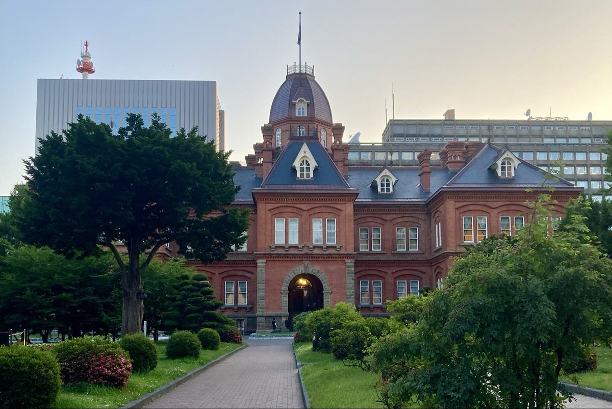 gold_crowd's tweet photo. 社員旅行in北海道
いよいよ旅も終わりを迎え、
名古屋へ帰る時がきました✈️

今回の旅では、
歴史ある有名建築や
たくさんの素晴らしい文化に
触れてまいりました🏛️✨

建築物が紡ぐ歴史や、
街と調和するデザインの美しさは
不動産を扱う私たちにとっても
大変深い学びとなりました🧐

この学びを日々の運営に
活かして行けるよう、
明日からまた名古屋で
頑張ってまいります💪✨