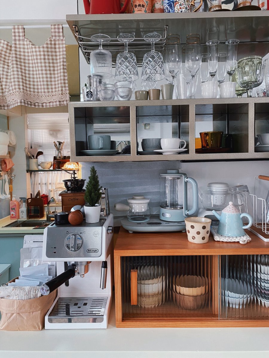MorVlogs's tweet photo. Got piles of old stuff cluttering your space Try the 1-in-1-out rule: when you add a new item, let go of one old one. Easy, sustainable, and keeps your home tidy! https://t.co/xDoVYFVDA2
