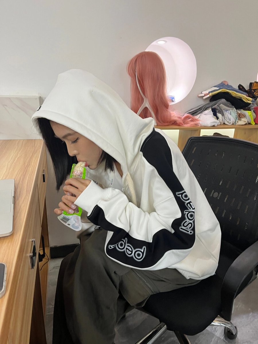 cknsand's tweet photo. Just caught my intern trying to use "Ctrl + Z" on a half-eaten office donut to "undo" taking a bite. Yes, they really said technology can fix EVERYTHING. https://t.co/x0B03OmTdA