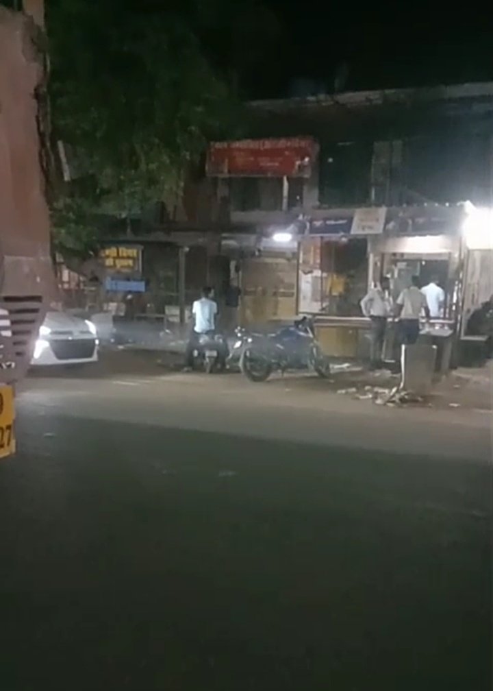 Ballush08065003's tweet photo. बिधूना में नियमों की उड़ रही धज्जियां!
औरैया के बिधूना में शराब ठेके निर्धारित समय रात 10 बजे के बाद भी खुले रहने का वीडियो वायरल हुआ है। वायरल वीडियो में देर रात तक शराब बिक्री होने का दावा किया जा रहा है, जिससे प्रशासन की कार्यशैली पर सवाल उठ रहे हैं। @adgzonekanpur @Uppolice https://t.co/lazmJHftlg