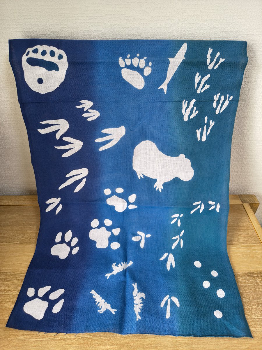 amanatsushoten2's tweet photo. 出店紹介
Polar Bear Office

注染手ぬぐいの魅力にはまってコレクションしているうちに、こんな手ぬぐいあったらいいな…が高じて自分でデザインを始めました。ホッキョクグマLOVE！
#本と手ぬぐい11
7/10-9/21 https://t.co/tCecuSqeiN
