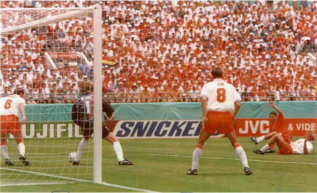 MichelFCBerix's tweet photo. Vandaag 32 jaar geleden, de fase die bij iedere Belgische voetbalfan in het geheugen is gegrift: "Daar is em, daar is em.... Ik wist het!"
De Rode Duivels klopten Oranje met 1-0 op het WK dankzij Philippe Albert... en de reddingen van Michel Preud'homme natuurlijk. https://t.co/tQpuL3LCfu