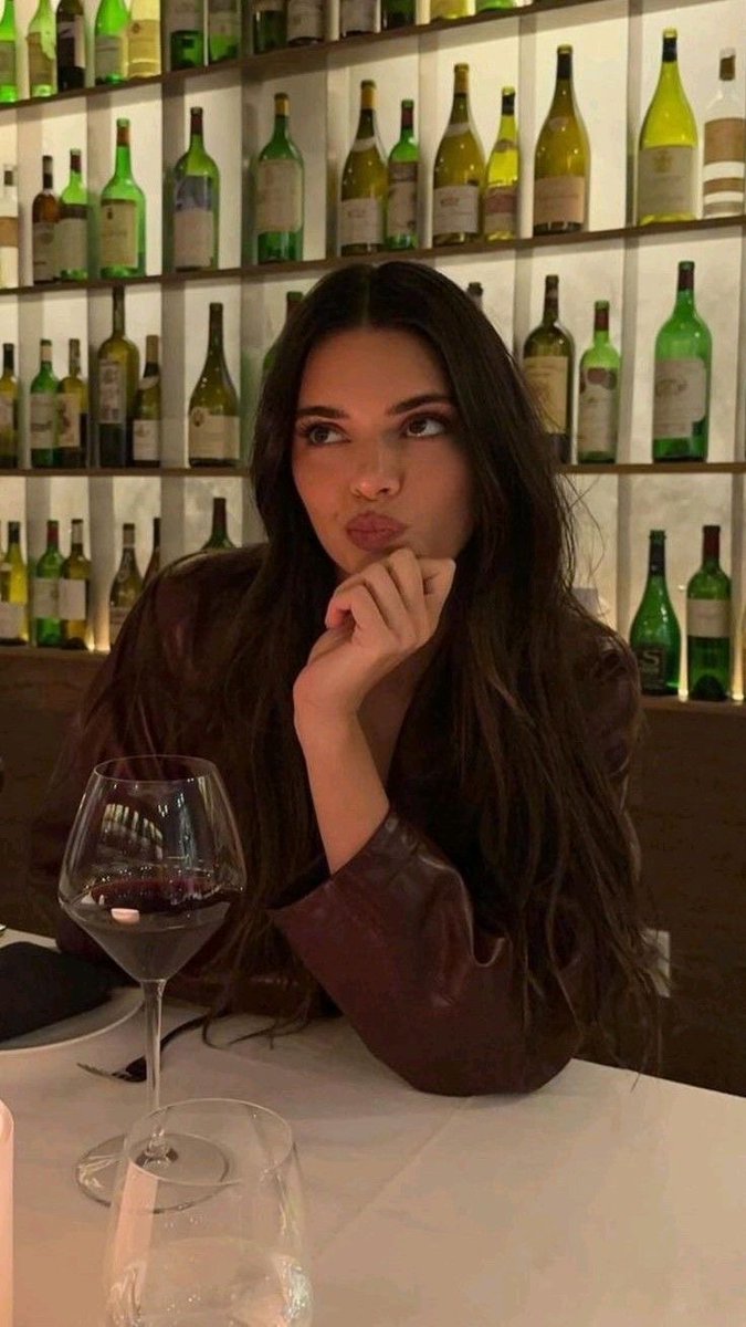 yslgirlx's tweet photo. Kendall jenner https://t.co/PNuXRrrIrV