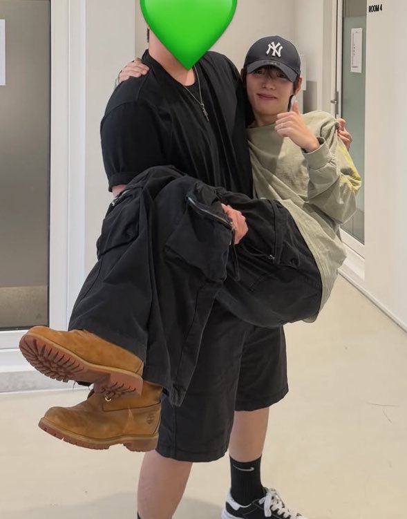 Jiajiajiaji111's tweet photo. 신행이 다녔던 학원 찾아갔나 보네ㅠ https://t.co/d5qa173Q3q