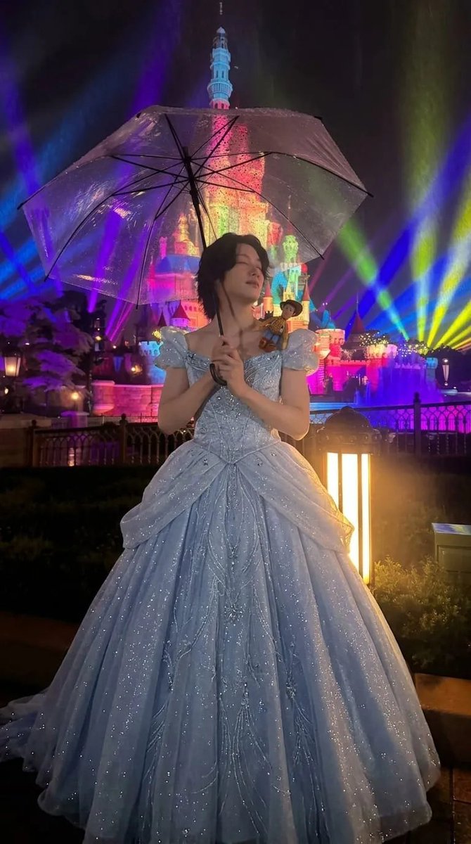 m_Cherri's tweet photo. 😍😂😂👸🏻🥰🥰💙

Our princess~ 👑

Elf on threads turned heenim into a princess~
cr. melisathemumu reinakanzz https://t.co/qEiwHElbVm