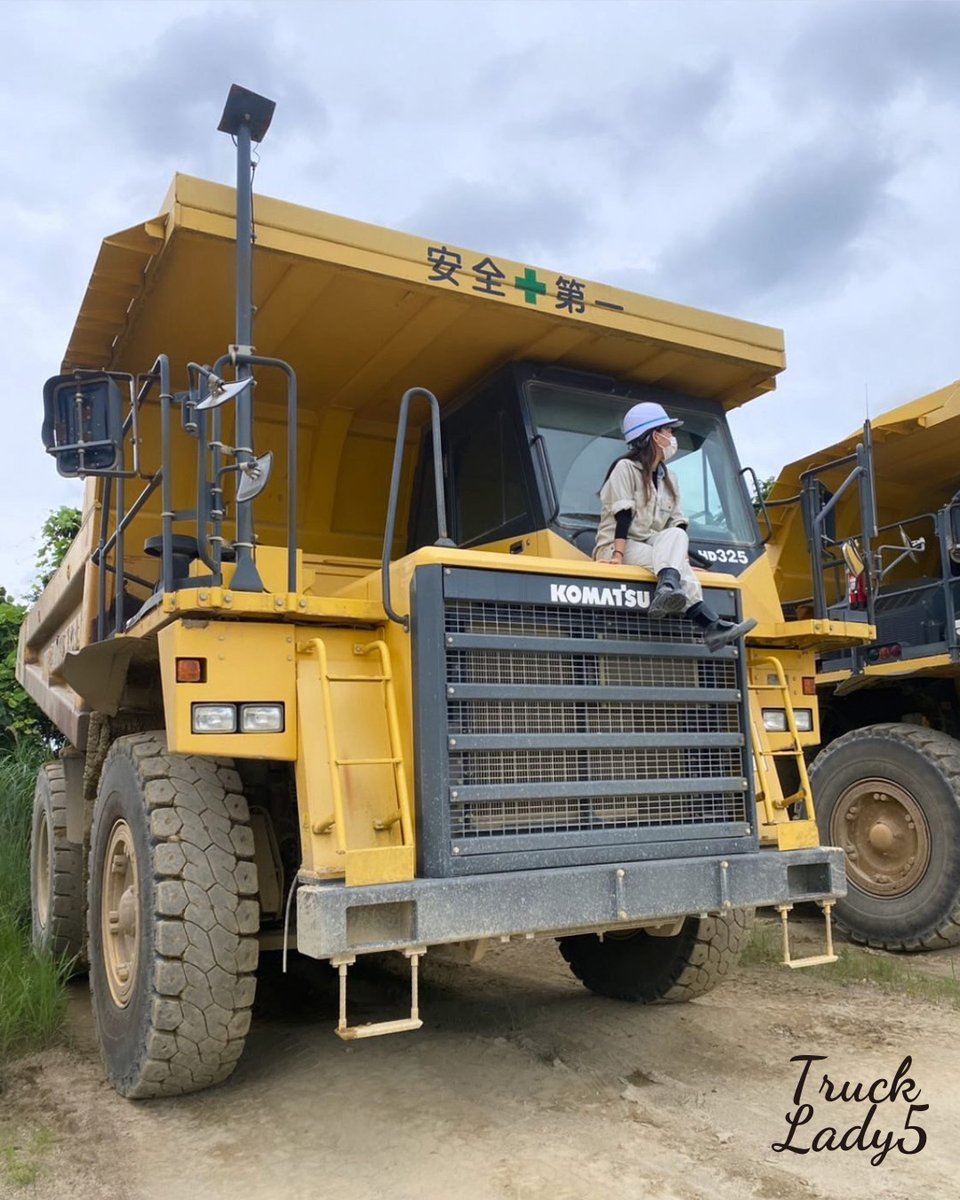 Lady5_'s tweet photo. 今日も輝くTruck Ladyをご紹介！

🙋‍♀️ maiさん
🚚 32トンダンプ

◈ MESSAGE↓↓
https://t.co/Lhg1kQD5X9

Instagram : @m_m_ii.10

 ___ 𝓣𝓇𝓊𝒸𝓀 𝓛𝒶𝒹𝓎 Ƽ __   

 #トラック運転手 #重機オペレーター#重機運転手女子 #トラガール #lady5 #レディーゴー #女性運転手 https://t.co/pFEnoKQAKm