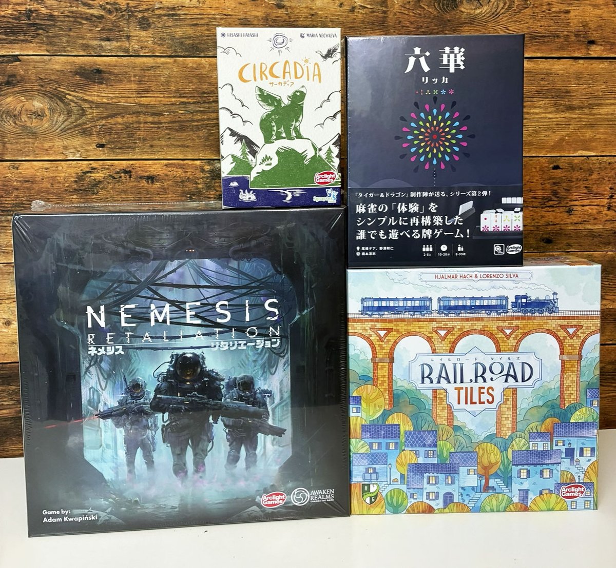 HBST_BoardGame's tweet photo. 【ほびばこ速報📢】
『ほびばこ TNBT edition』

ピックアップ箱の例を紹介！✨
セットC

宇宙！エイリアン！サバイバル！
👽ネメシス リタリエーション
米ゲーム賞受賞作
🚂レイルロード・タイルズ
麻雀をシンプルに
🎆六華
新作セットコレクション
🐻サーカディア

#ボドゲ #ボードゲーム #ほびばこ https://t.co/JOdRWL5h5L