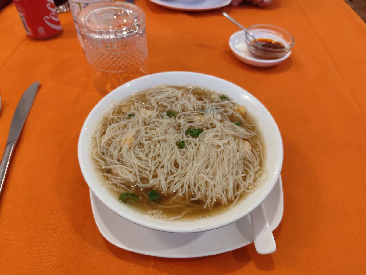 hanaywork's tweet photo. ナポリで食べる中華おいしい。初めてバインミーを食べて西洋と東洋のイイトコ取りみたいな味だなと感じたのに近い感覚に　これはなんか海鮮系の麺で、イカとかエビとか入ってた https://t.co/qVhGFBxOUV