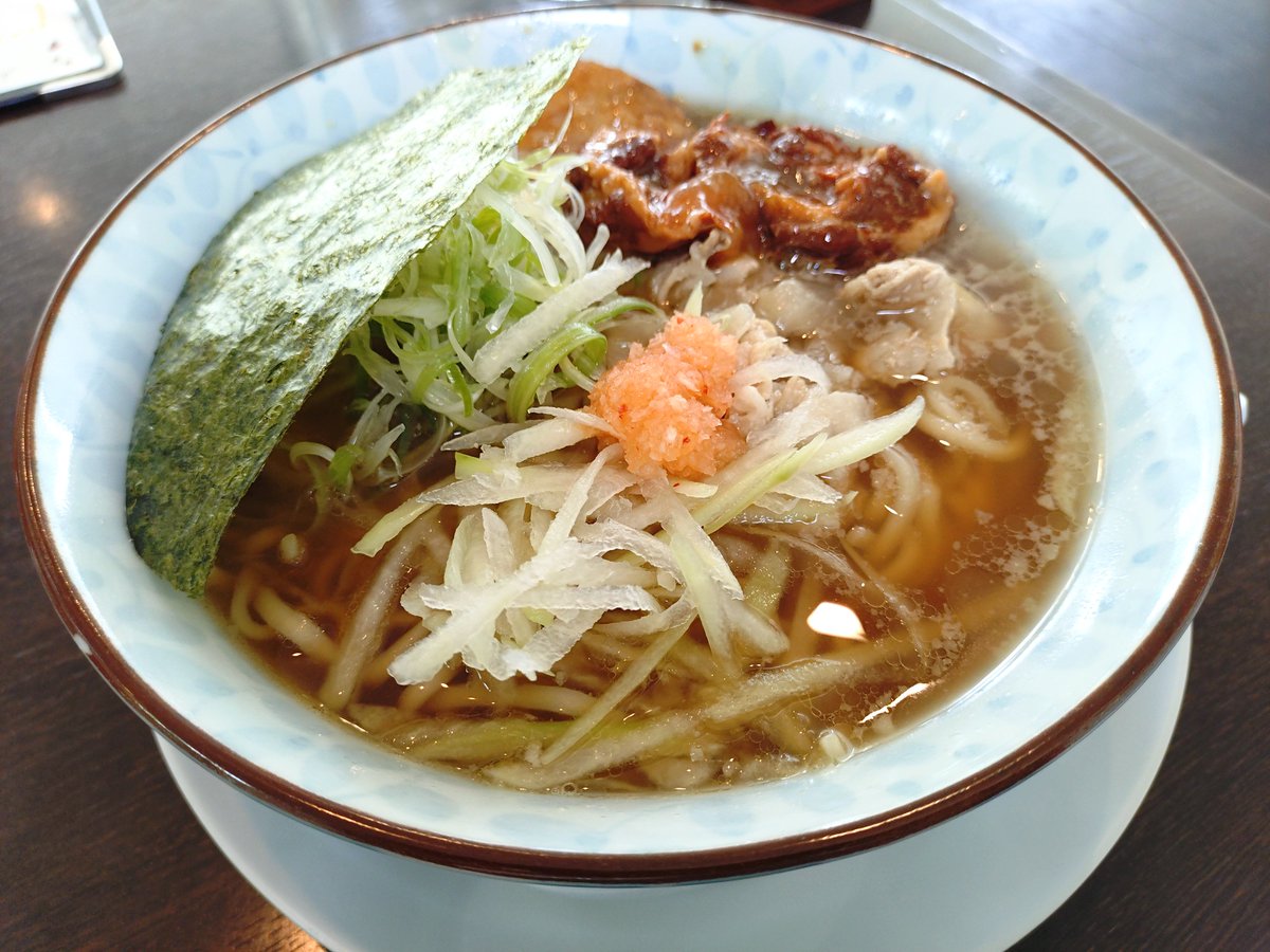 g_mitsuhiro's tweet photo. 台風の進路が逸れたので、無事島に到着。
離島に向かう船はすべて欠航とのことで、港にズラッと並んでいます。
お昼は、ソーキそばならね、ソーキラーメン。 https://t.co/SGJUM8vVOo