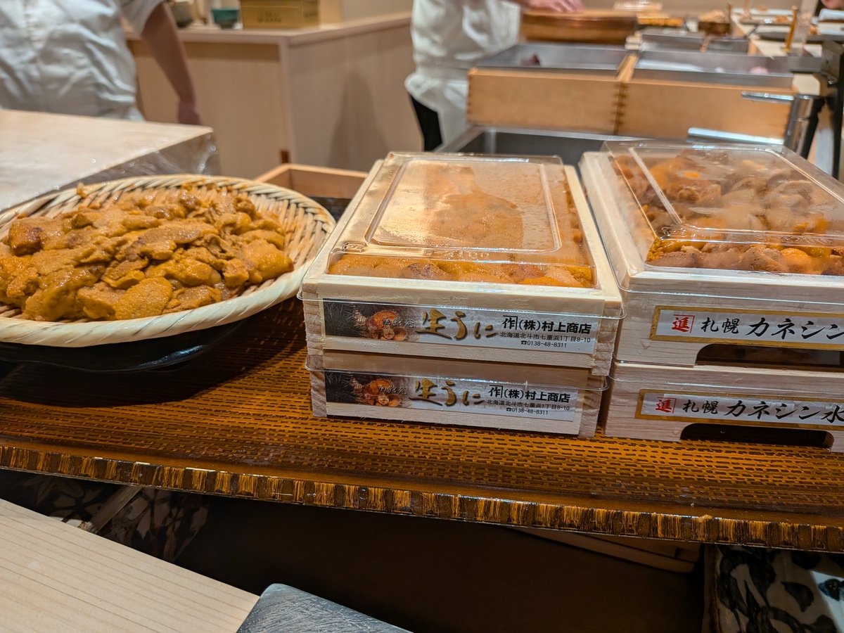 Bleed_FullHouse's tweet photo. 銀座のみこ寿司食べ放題にて先程食べ終わりました。
今回は数は数えず美味しく食べれる限界ギリギリまで食べました。
今まで限界こえて食べてたから正直最後のあたり辛かったわw
やはりほどほど食べるが美味しく食べれる。
雲丹が食べたすぎる人にオススメの店です。 https://t.co/QrvFzFeXE3