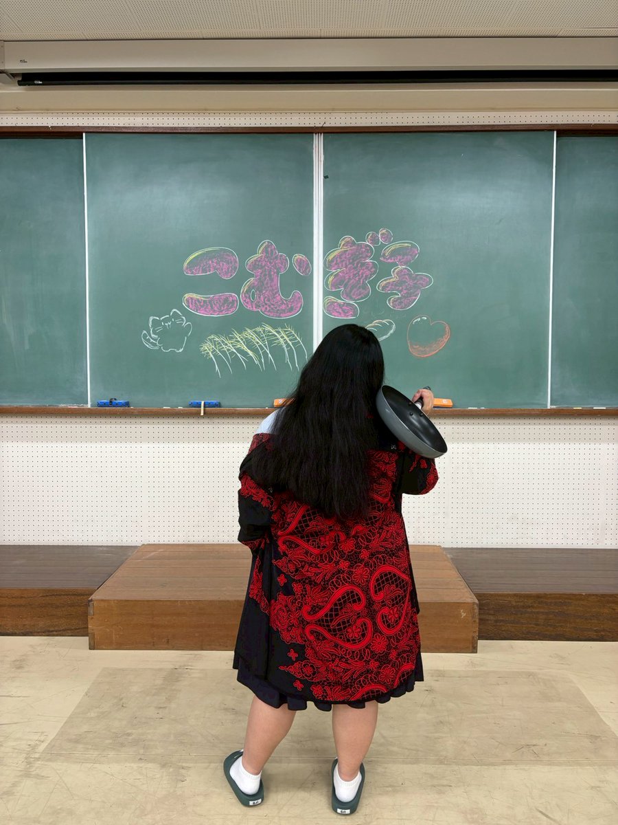 ohzu_engeki's tweet photo. ６人目の紹介です!
大津の裏方をささえる要、生粋のオタク様！
部ネーム:こむぎ子
学年:2年
部署:記録
趣味:絵を描くこと、歌うこと、ソシャゲ
一言:精一杯頑張ります:((; ‘ᾥ’ ;)):
        あんｽﾀは最高なのだよ!!!!! https://t.co/zSeokG5Q4h