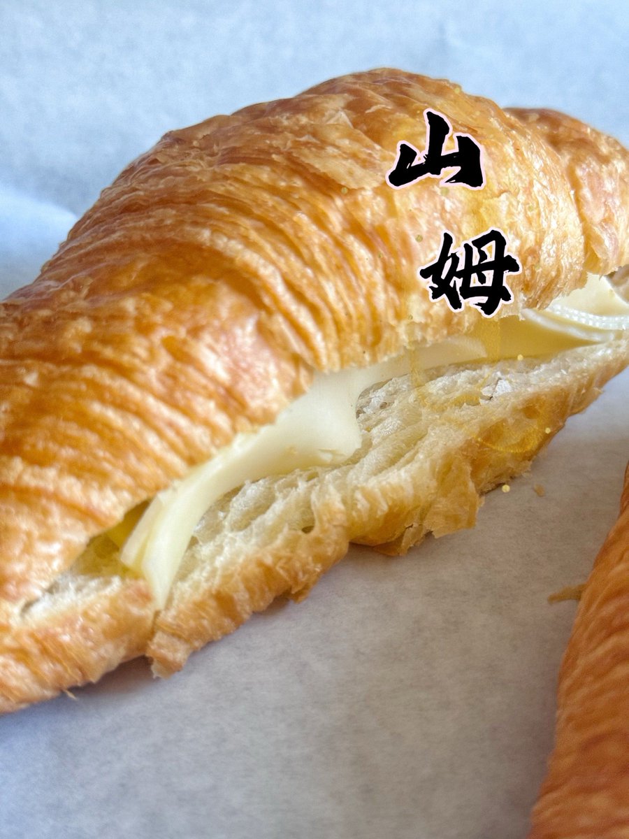 rfantdesigns's tweet photo. Just pulled the first batch of fresh croissants from the oven—flaky, buttery magic straight from my kitchen, warming up the whole morning! https://t.co/FcUkAuoBHX