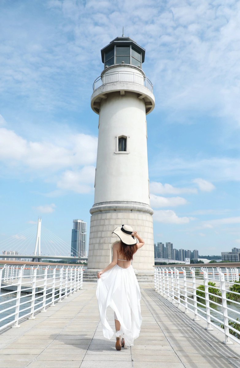 ApoloHussein's tweet photo. [Just wrapped up a quick day trip to the coastal town! Fresh sea air, colorful lighthouses, and way too many photo ops  #WeekendGetaway]， https://t.co/BqwHzwZ1pB