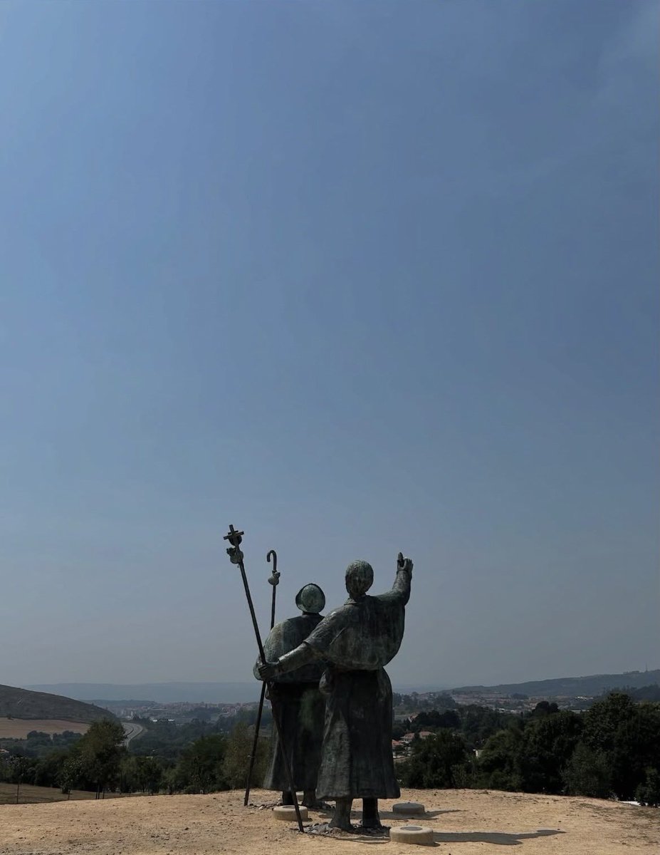nature_trip_'s tweet photo. Monte do Gozo 「歓喜の丘」
ここから大聖堂が見えます。

サンティアゴデコンポステーラまで約5kmのラストスパート地点。巡礼者たちは、ここで初めて大聖堂を目にして歓喜したそう。

この丘、意外にスルーして通り過ぎてしまう巡礼者も多いとか！奥まった場所にあったので見落とさなくてよかった👟 https://t.co/YTLHsRitzT