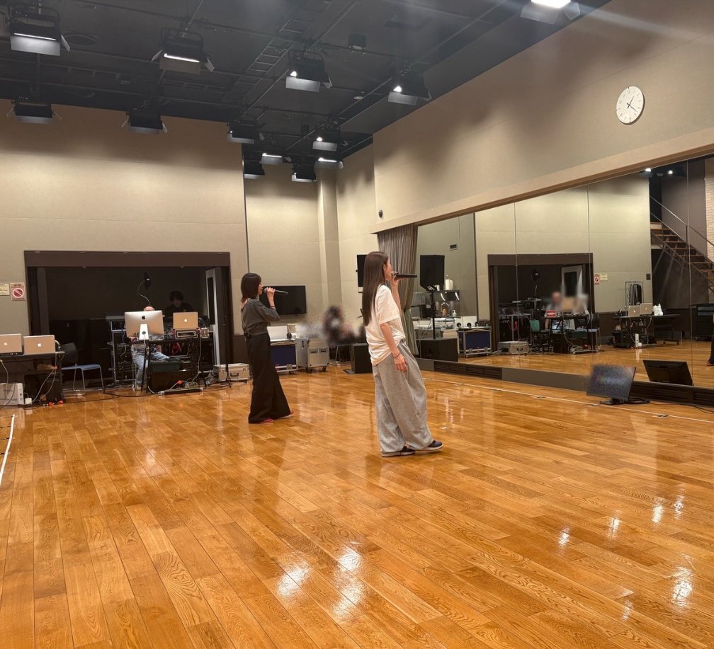 ama_official01's tweet photo. 今年で3年目になりました。『鈴木と後藤のふたり旅 2026』いよいよ今週末、熊本公演からスタートします。リハーサルもしっかりして準備万端でございます！

#鈴木亜美
#後藤真希
#鈴木と後藤のふたり旅2026
#エイベックスマネジメントエージェンシー 
#ゼネラルマネージャー日記 https://t.co/0eO3OY4lYr