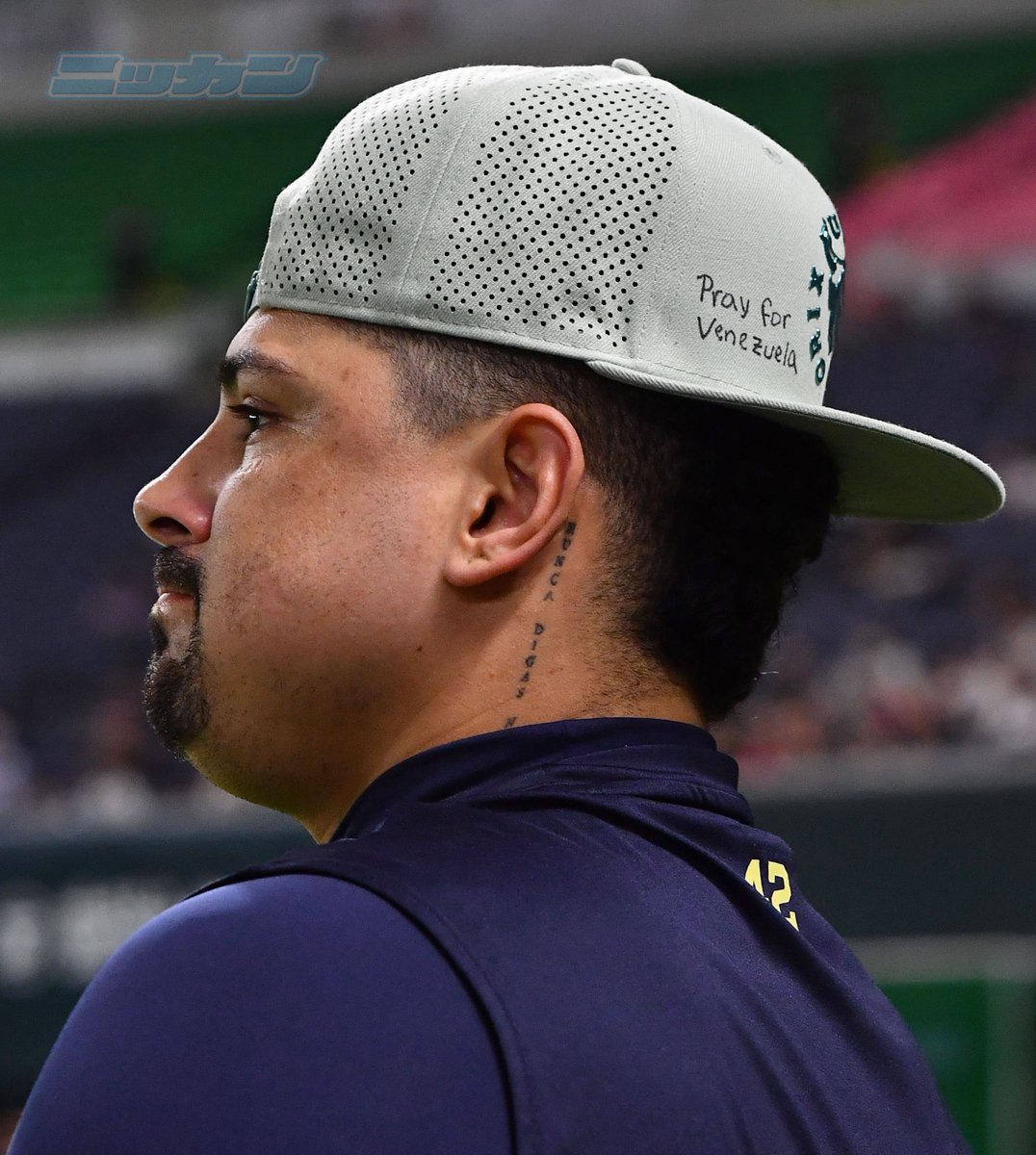 nikkan_orix's tweet photo. 【みずほペイペイドームより】
地震が頻発する故郷ベネズエラへ、祈りを捧げるメッセージを帽子に記した #アンドレス・マチャド 投手（撮影・岩下翔太カメラマン）
#Bs2026
#オリックスバファローズ https://t.co/eDvbIlgV8N