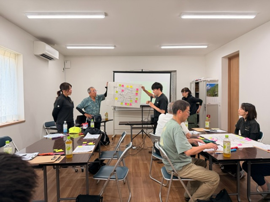 sumiyoshi_iris's tweet photo. 【取り組み紹介】６月21日、依羅地域の我孫子２・３丁目の町会で自分たちの地域の防災マップづくりを目的として「よさみ防災まちあるき」が実施されました！実際に災害が起こったら？ということを意識しながら住んでいる地域を歩き、地域の特性や災害リスクを確認することができました。 https://t.co/yWgL3RaimS