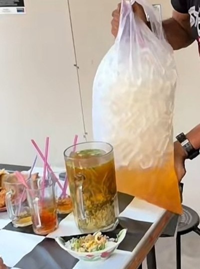 mieayam's tweet photo. Panas2 gini enaknya makan soto gelas + soto setengah porsi + ES TEH JUMBO https://t.co/I13dIn9SUx