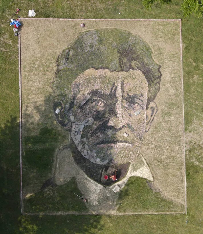 MsEntropy's tweet photo. This is so badass. I *just* found out that Stan Herd, the Lawrence artist who did that giant Algeria flag on KU's campus, also did an earthworks portrait of ... 

JOHN BROWN

What a perfect choice of artist to honor the Kansas-Algeria shared spirit and World Cup love fest. 

⚽ ❤️ 🇩🇿 🌻 💚