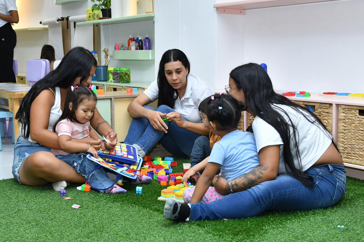 alejoeder's tweet photo. Esta noche conocí a los primeros 19 niños y niñas que harán parte de la nueva Guardería Nocturna que ya está funcionando en el centro de Cali.

El Centro de Cuidado #CariñoNocturno fue creado para que madres y padres que trabajan durante la noche tengan la tranquilidad de saber que sus hijos están seguros, cuidados y recibiendo atención integral por parte de personal profesional entre las 6:00 p. m. y las 6:00 a. m.

Recuperar el centro de Cali es mucho más que llevar obras de infraestructura. Es generar oportunidades, fortalecer a las familias y proteger a nuestros niños, quienes representan el presente y el futuro de la ciudad.

Si necesitas este servicio, comunícate con la Secretaría de @BienestarSocial o a los siguientes números de teléfono: 318 402 1128 y 323 226 8094. #AsíRecuperamosCali