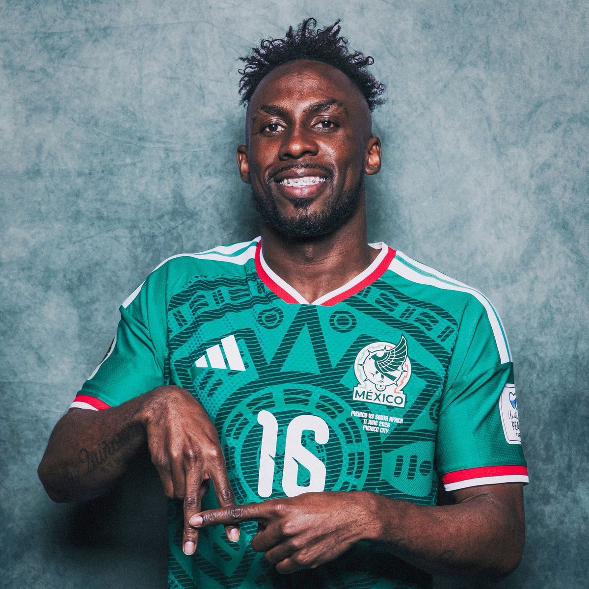 christianmtzc90's tweet photo. GOOOOOOL DE MÉXICO 🇲🇽

GOL DE JULIAN QUIÑONES 

CHEQUIA 0-2 MÉXICO 

TE AMO JULIAN!!! 😍 https://t.co/KNiKxcRmhX