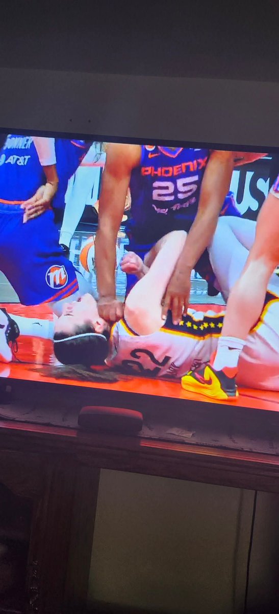 trajapyo's tweet photo. @CathyEngelbert 
Why wasnt this not a technical foul on the Mercury player.
Find the video and watch it! https://t.co/ejnU0ByeMy