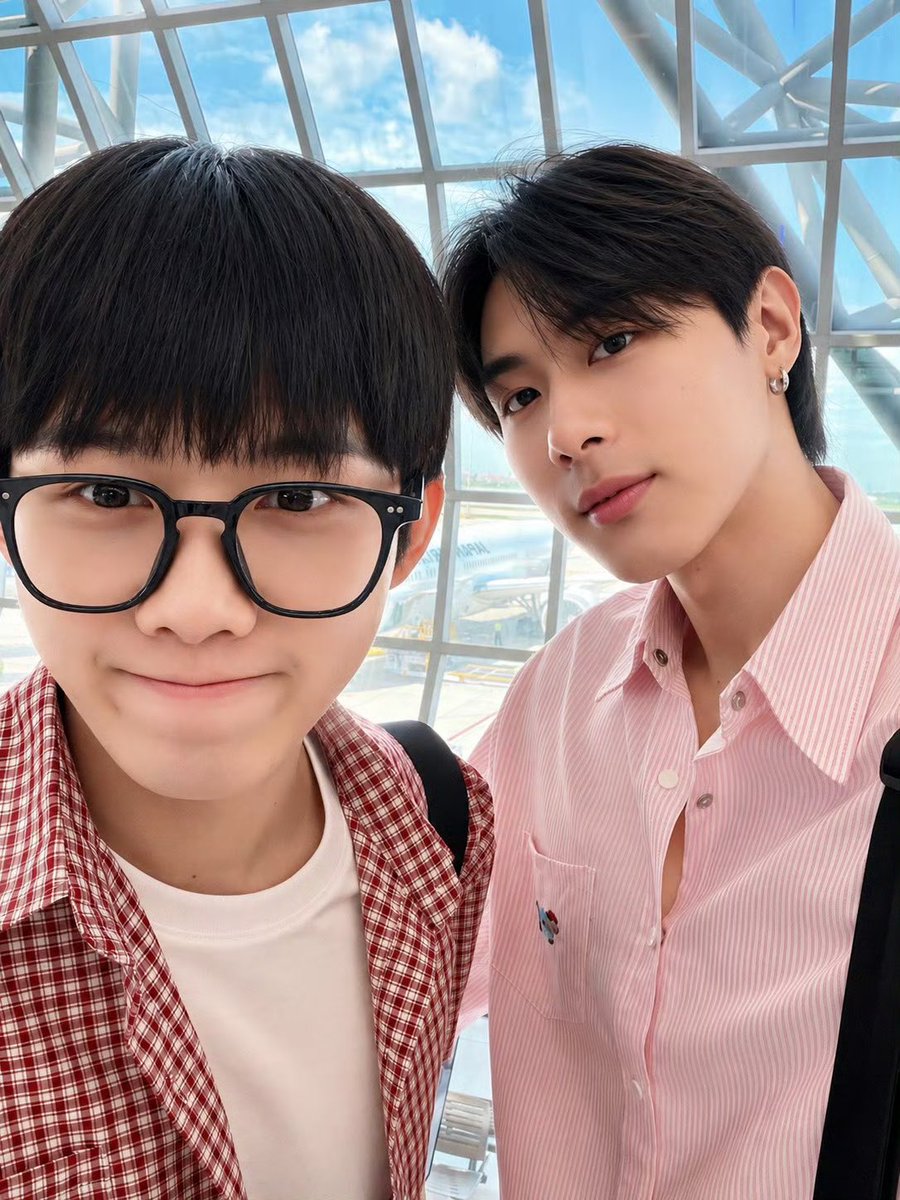 ToptapMinleeUSA's tweet photo. Preflight selfies ✌️💕 the pink the glasses the bowlcut everything is so cute 

06.24.26 Weibo Update 
#toptapminlee
#PAYBACKTheSeries https://t.co/5A41Og4FG8
