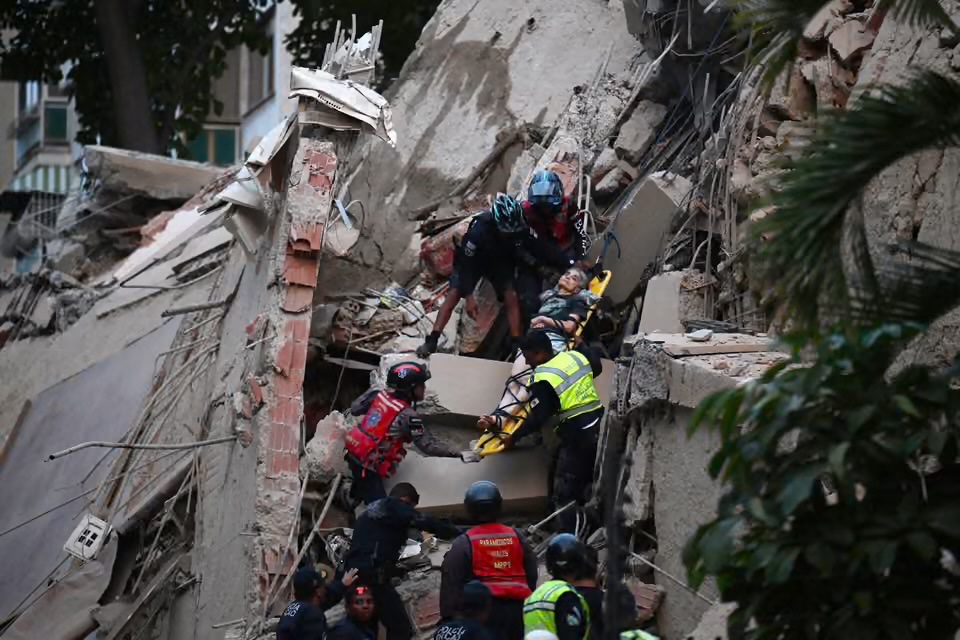 PopPulse_'s tweet photo. Venezuela has been hit by powerful back-to-back quakes: 7.2 foreshock then 7.5 mainshock near San Felipe west of Caracas. 

Buildings collapsed in the capital, Maiquetía Airport damaged, state of emergency declared. Rescues underway for trapped people amid injuries &amp; outages. https://t.co/c9VX7TOwss