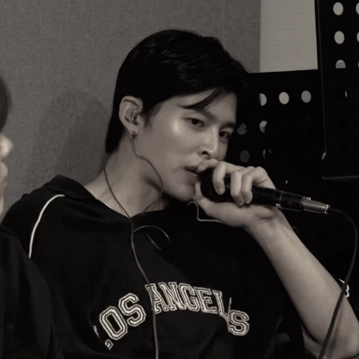 awboyy_'s tweet photo. เหมือนพี่แรปเปอร์ร้องเพลงง้อแฟน https://t.co/RyHa7noCui