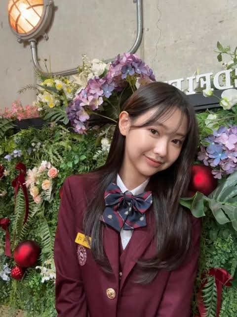 infodrakor_id's tweet photo. #ParkSeoYoon (Han Yeri Teach You a Lesson) mengaku sekarang jadi sasaran hujatan netizen gara gara akting villainnya yang terlalu meyakinkan 

Pas ketemu orang di gym atau kelas yoga, mereka sering bilang, "Karaktermu jahat banget sih" Sampai sampai dia harus menjelaskan, "Aku orangnya gak kayak gitu kok😂"

Meski dibanjiri komentar kesal dari penonton, Park Seo Yoon justru menganggapnya sebagai bukti kalau aktingnya berhasil. Popularitasnya pun meledak, dari cuma 500 followers Instagram menjadi lebih dari 320 ribu dalam 2 minggu.

Sampai sampai dia bercanda, kayaknya semua jenis umpatan yang bisa didengar manusia udah dia dengar sekarang. Yang paling lucu, adiknya yang dulu suka menyangkal kalau Park Seo Yoon adalah kakaknya, sekarang malah duluan minta mutualan Instagram. Sementara kakaknya cuma kirim video dan komentar singkat "Widih.... Udah world class nih." 🤣

https://t.co/xwHuNxl1km