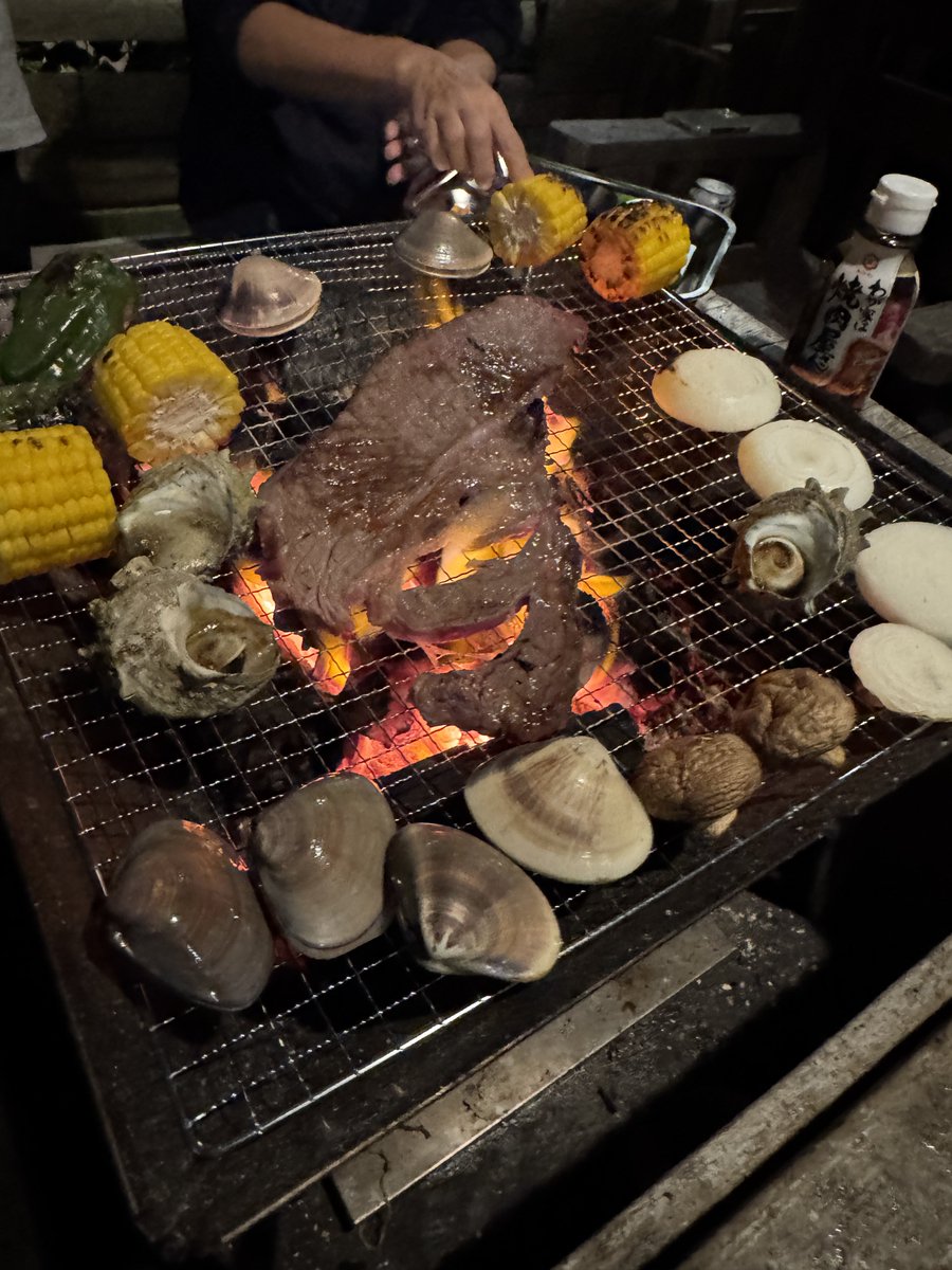 akkun7373's tweet photo. アドバイザーとして関わっている株式会社CoConの視察活動として、九十九���を訪問。

7月中旬に、不登校の子どもたちを対象とした体験学習（修学旅行）を予定しているとのことで、今回はその打ち合わせや計画づくりを兼ねた訪問でした。

実際にサップを体験したり、ワンちゃんと触れ合ったり、BBQをしながら語らう中で、子どもたちにとって「学校だけが世界ではない」と感じてもらえる、とても有意義な機会になるのではないかと感じました！！

例えば、学校という環境が合わなかったとしても、それがすべてではなく、外に出れば、安心できる場所や温かく関わってくれる大人もいる。そうしたことを体験を通じて知ってもらい、視野を広げる機会になればと思っています。

私自身も、最近はSNSに時間を使うことが多かったので、自然を感じながらリフレッシュできる良い時間になりました！