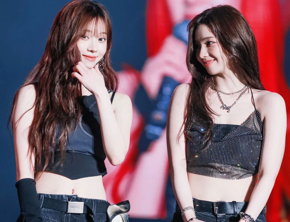 karwinfan's tweet photo. "no one’s looking at you except me"

"i only see you in my eyes" https://t.co/keOeEfVwbM