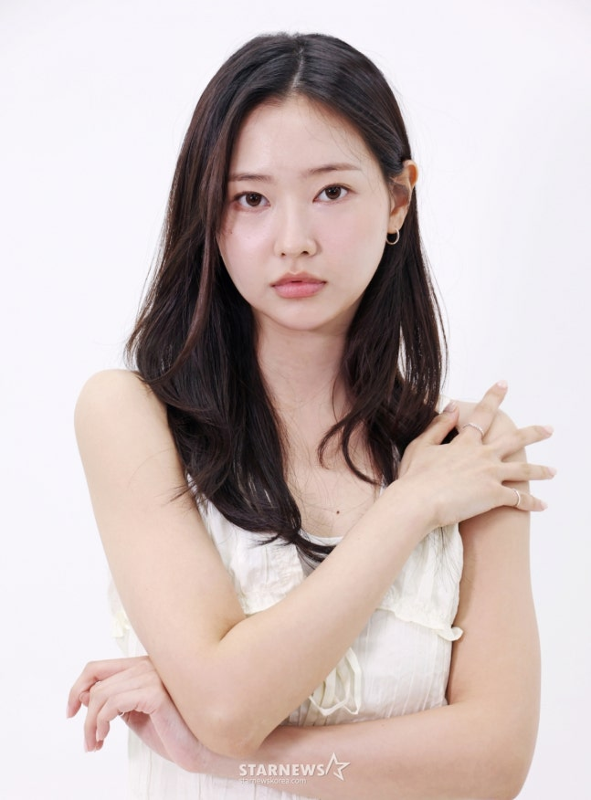 infodrakor_id's tweet photo. #ParkSeoYoon (Han Yeri Teach You a Lesson) mengaku sekarang jadi sasaran hujatan netizen gara gara akting villainnya yang terlalu meyakinkan 

Pas ketemu orang di gym atau kelas yoga, mereka sering bilang, "Karaktermu jahat banget sih" Sampai sampai dia harus menjelaskan, "Aku orangnya gak kayak gitu kok😂"

Meski dibanjiri komentar kesal dari penonton, Park Seo Yoon justru menganggapnya sebagai bukti kalau aktingnya berhasil. Popularitasnya pun meledak, dari cuma 500 followers Instagram menjadi lebih dari 320 ribu dalam 2 minggu.

Sampai sampai dia bercanda, kayaknya semua jenis umpatan yang bisa didengar manusia udah dia dengar sekarang. Yang paling lucu, adiknya yang dulu suka menyangkal kalau Park Seo Yoon adalah kakaknya, sekarang malah duluan minta mutualan Instagram. Sementara kakaknya cuma kirim video dan komentar singkat "Widih.... Udah world class nih." 🤣

https://t.co/xwHuNxl1km
