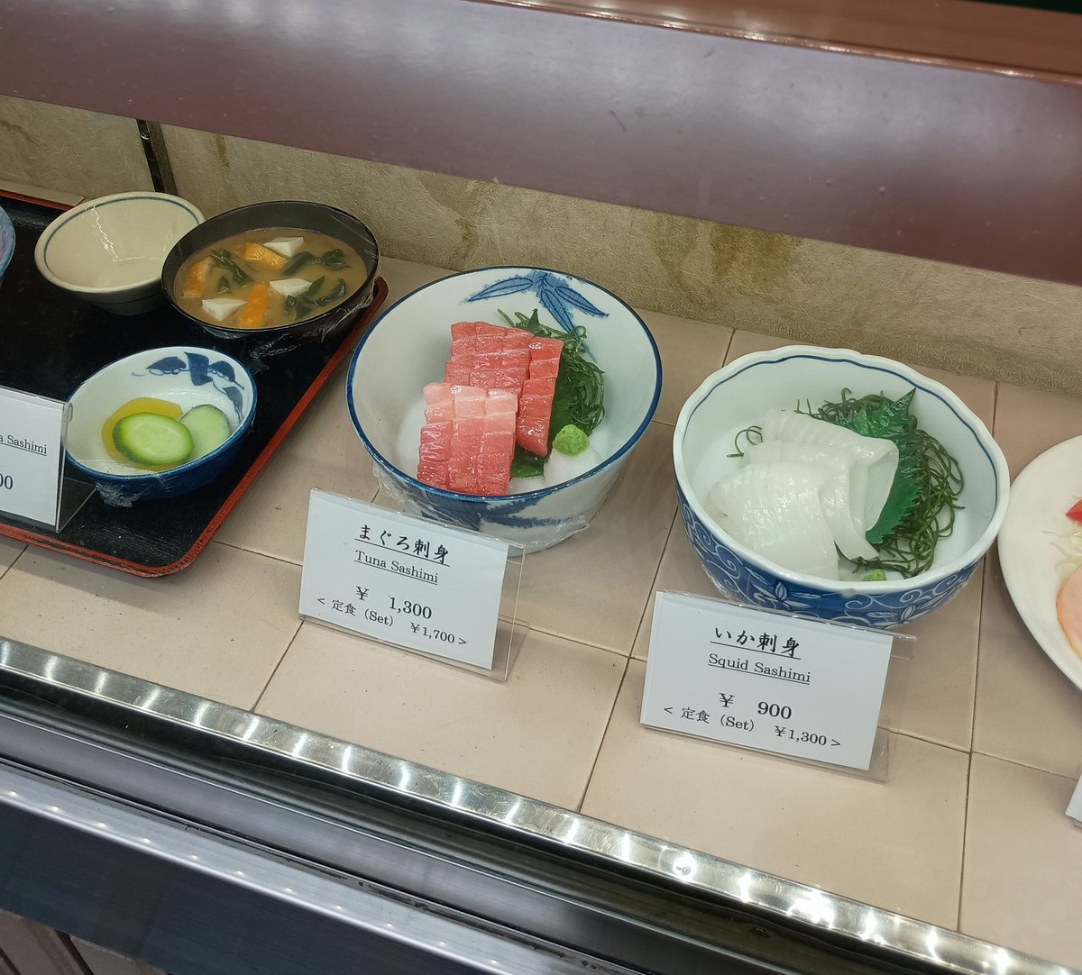 yo_kan1971's tweet photo. MLB流れる店内は朝定食のヴェテラン各位複数と、角ボトル＆揚げもんでオータニさん鑑賞の黒帯氏。冷奴、炒り豚。鮪ブツ、ホタテ刺。タコ酢で〆。 https://t.co/obM9UqhnZX