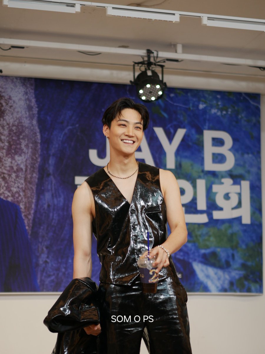 SoM_O_PS's tweet photo. ไม่ว่าจะยืน จะนั่ง จะยิ้ม หัวเราะ หน้านิ่ง ก็เท่ห์จังเลยว่ะ หยุดน่ารักไปกว่านี้ได้ไหม 
#JAYB  @defjaybkr https://t.co/CKXs7AvqYu