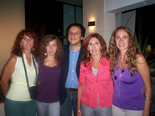 AleVargasG's tweet photo. Recuerdos de mi vida en Argentina. 
Acá con el equipo de la ONG Palabras en Santa Fé en 2009.
Fueron 7 años de mucho aprendizaje y crecimiento profesional. https://t.co/JTTNnIkKVz